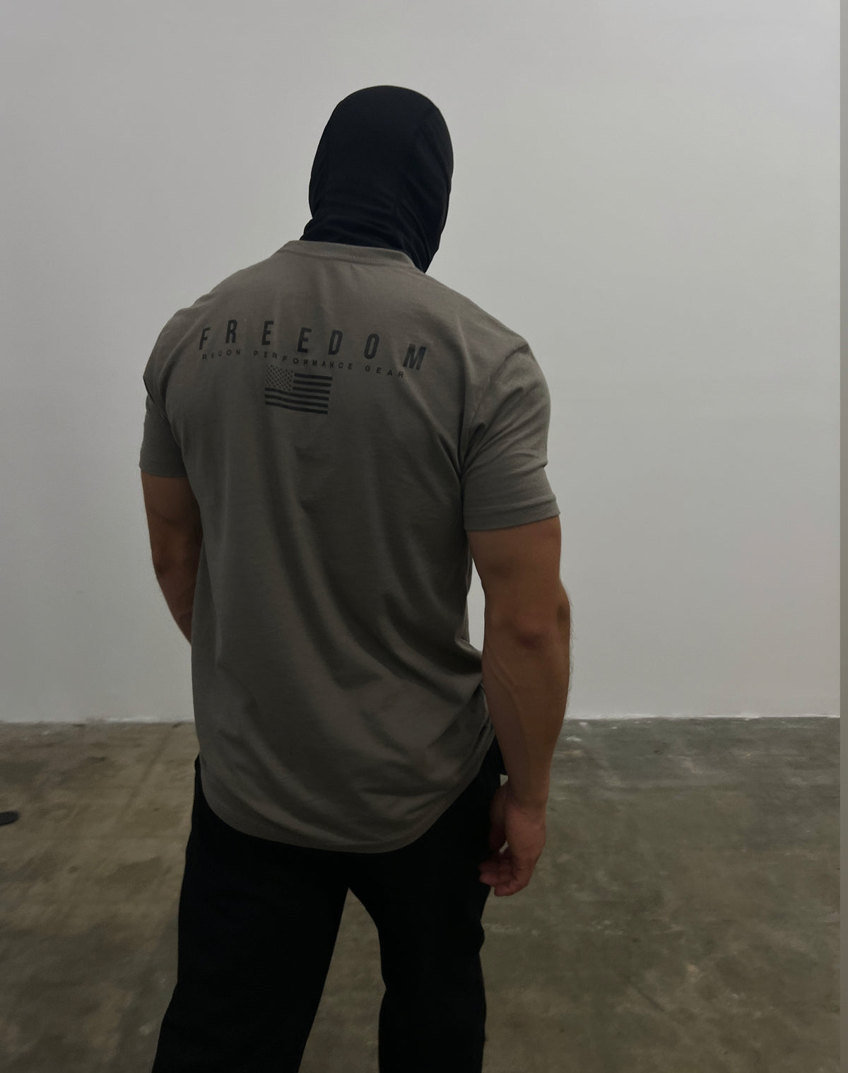 MEN&#39;S RPG &quot;FREEDOM 22&quot; GRAPHIC TEE- CEMENT GREY