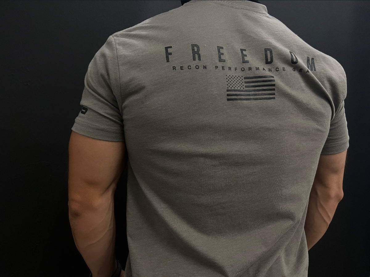 MEN&#39;S RPG &quot;FREEDOM 22&quot; GRAPHIC TEE- CEMENT GREY