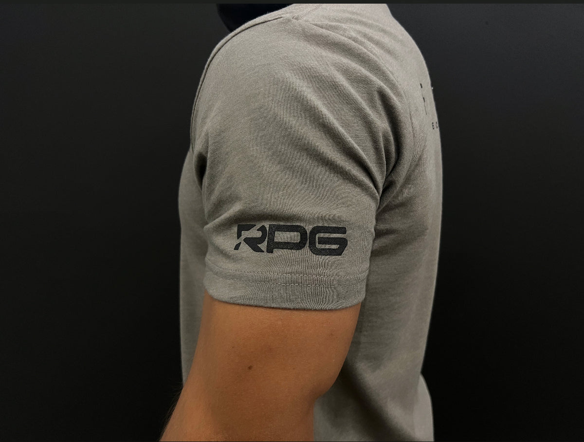 MEN&#39;S RPG &quot;FREEDOM 22&quot; GRAPHIC TEE- CEMENT GREY