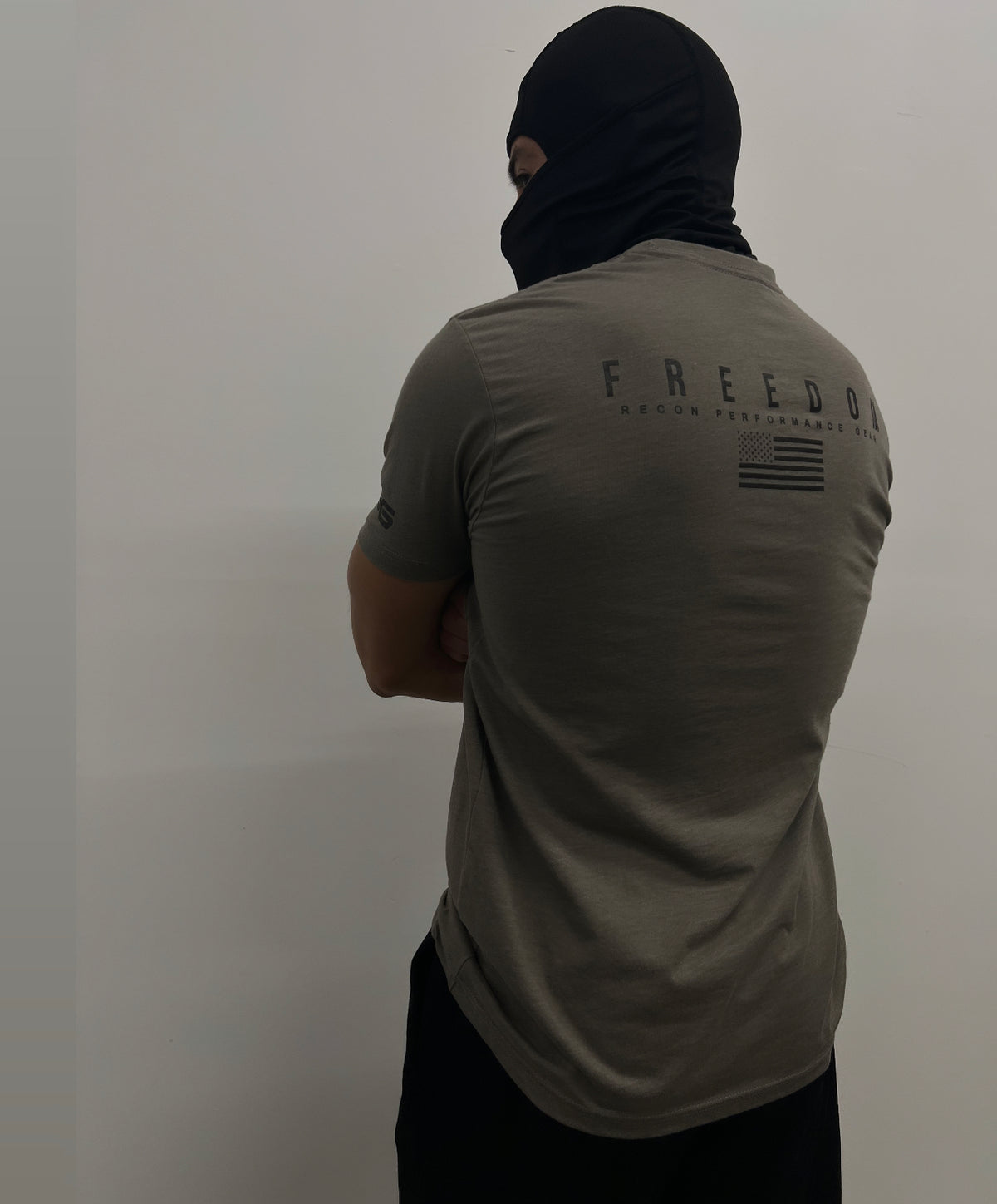 MEN&#39;S RPG &quot;FREEDOM 22&quot; GRAPHIC TEE- CEMENT GREY