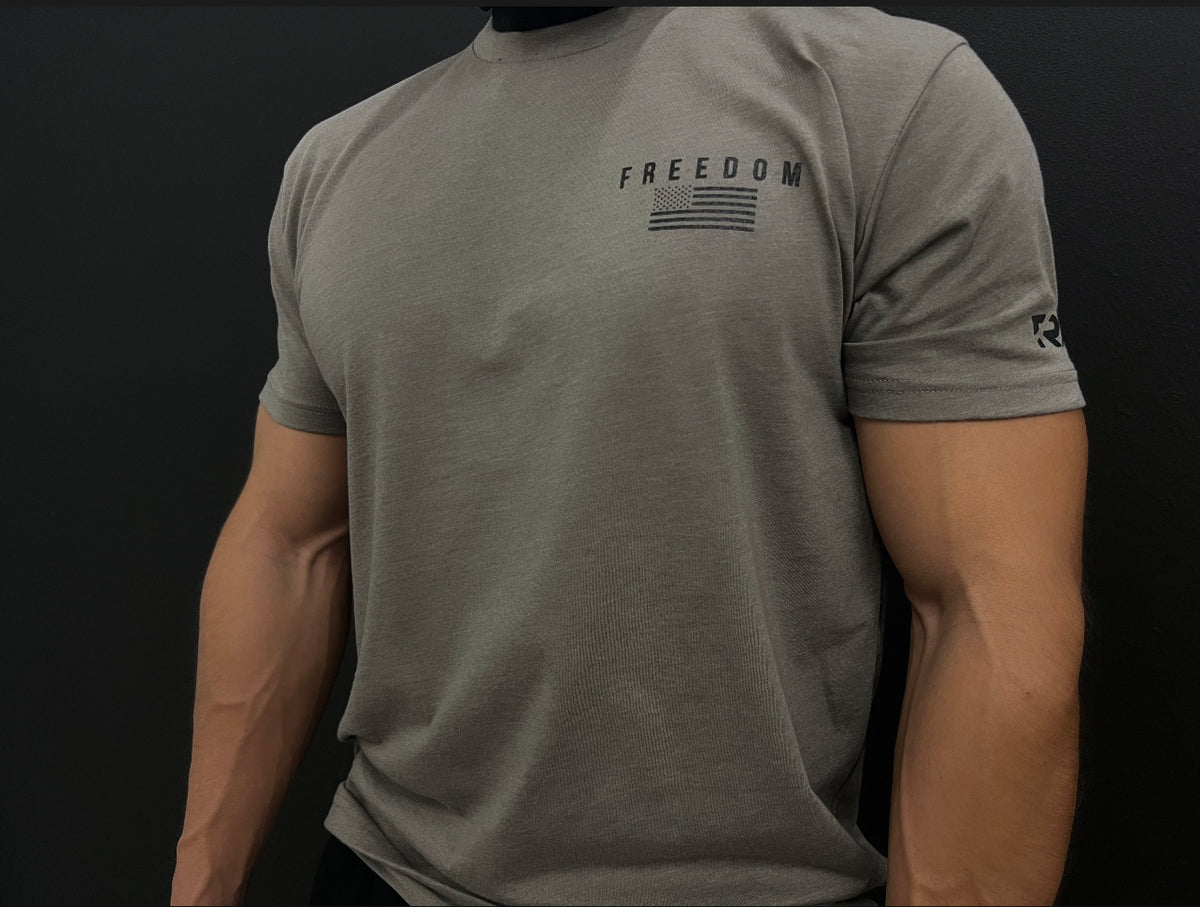 MEN&#39;S RPG &quot;FREEDOM 22&quot; GRAPHIC TEE- CEMENT GREY