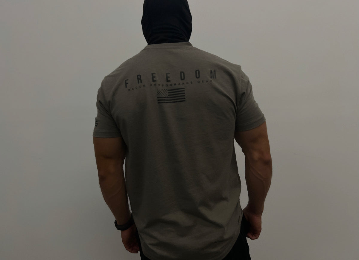 MEN&#39;S RPG &quot;FREEDOM 22&quot; GRAPHIC TEE- CEMENT GREY