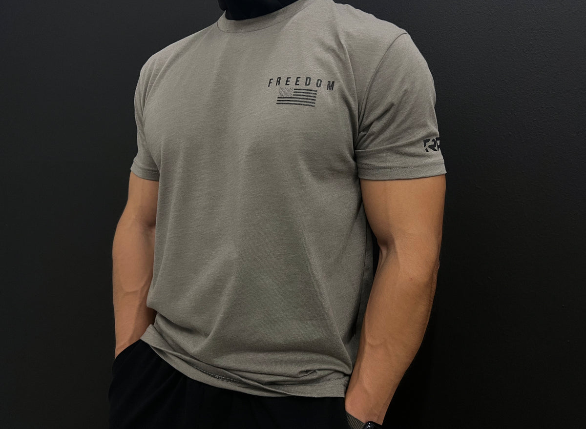 MEN&#39;S RPG &quot;FREEDOM 22&quot; GRAPHIC TEE- CEMENT GREY